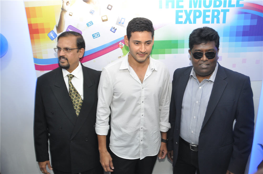 Mahesh Babu at Univercell Mobile Store Opening Stills | Picture 73005